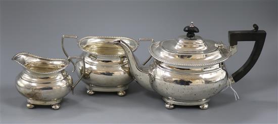 An Edwardian silver three piece tea set, London, 1907, gross 20.5 oz.